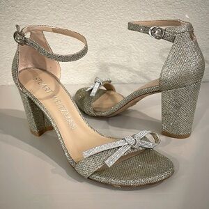 Stuart Weitzman Nearlynude Bow Sandal Platino